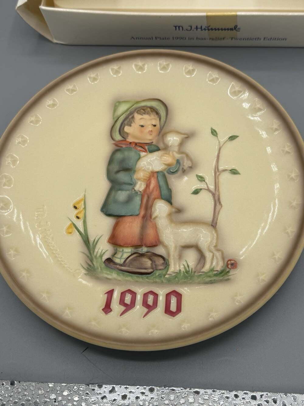 M.J. Hummel 1990 Annual Collector Plate 20th Edition HUM 284 Goebel W Germany